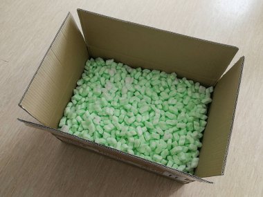 Profesyonel nakliye koruması için paket kutusunda bir sürü yumuşak çip var.
