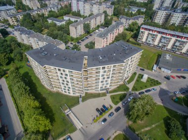 Litvanya 'nın Kaunas bölgesindeki Eiguliai bölgesindeki modern evin insansız hava aracı görüntüsü