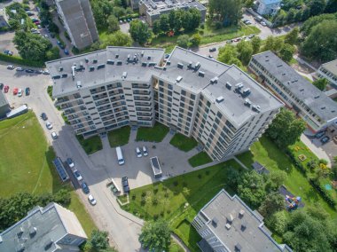 Litvanya 'nın Kaunas bölgesindeki Eiguliai bölgesindeki modern evin insansız hava aracı görüntüsü