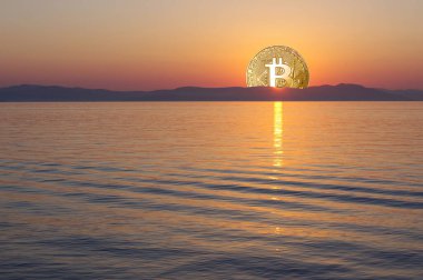 Bitcoin sembolü, güneşin sessiz denizin üzerinden doğuşunu simgeliyor.
