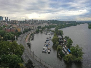 Çek Cumhuriyeti Prag 'daki Vltava nehrinin yukarısından görüntüle