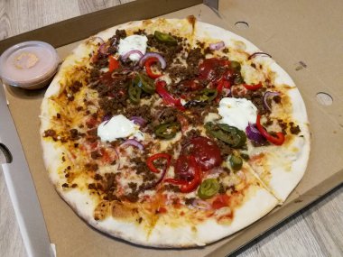 Paketinde naneli sıcak baharatlı pizza.