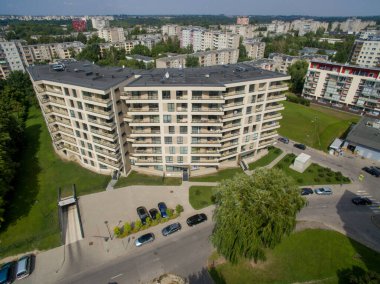Litvanya 'nın Kaunas bölgesindeki Eiguliai bölgesindeki modern evin insansız hava aracı görüntüsü