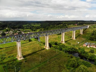 Litvanya, Lyduvenai Demiryolu Köprüsü. Litvanya 'nın en uzun ve en yüksek köprüsünün havadan görüntüsü
