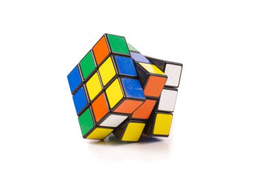 En popüler oyuncak Rubik küp beyaz arka planda izole