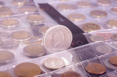 Numismatics albümünde pek çok tarihi bozuk para