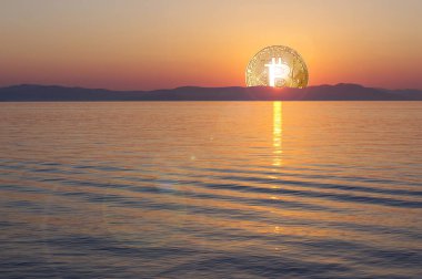 Bitcoin sembolü, güneşin sessiz denizin üzerinden doğuşunu simgeliyor.