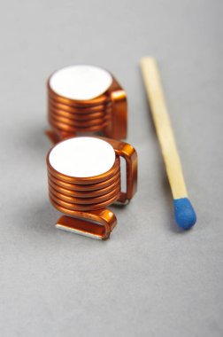 Gri arkaplanda yüksek güçte düz kablo Aygıt Mount SMD sarmalanmış