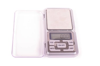 Beyaz arkaplanda yüksek hassasiyetli profesyonel mikroskop izole edilmiş