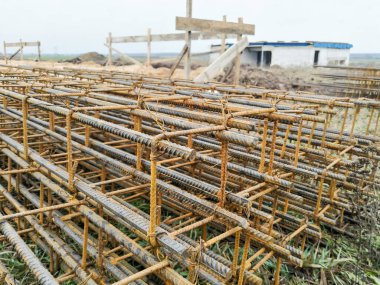 Beton döşeme için paslı çelik beton takviyesi. Endüstriyel yapı