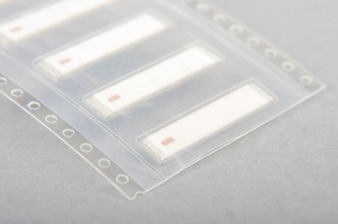 Gri arkaplanda kablosuz iletişim için küçük SMD çip anteniName