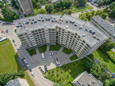 Litvanya 'nın Kaunas bölgesindeki Eiguliai bölgesindeki modern evin insansız hava aracı görüntüsü