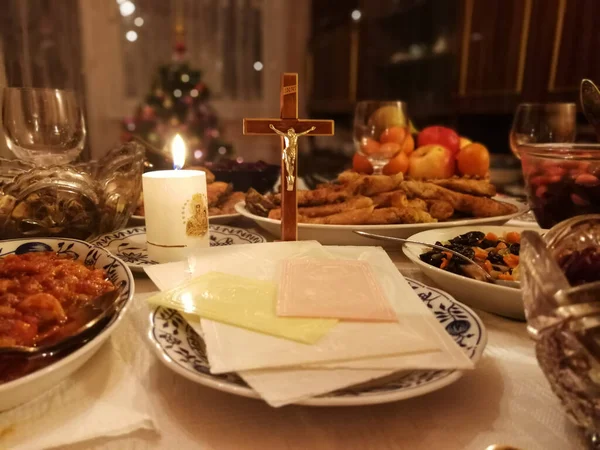 Mesa Lituana Nochebuena Con Obleas Navideñas Velas Varios Platos —  Fotos de Stock