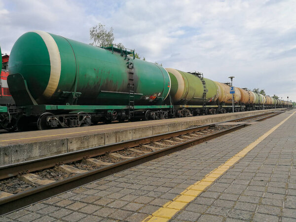 Старые промышленные вагоны на железной дороге
