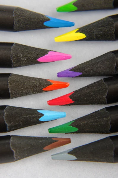 Разнообразие Цветовых Карандашей Расположенных Ряду Сером Фоне — стоковое фото