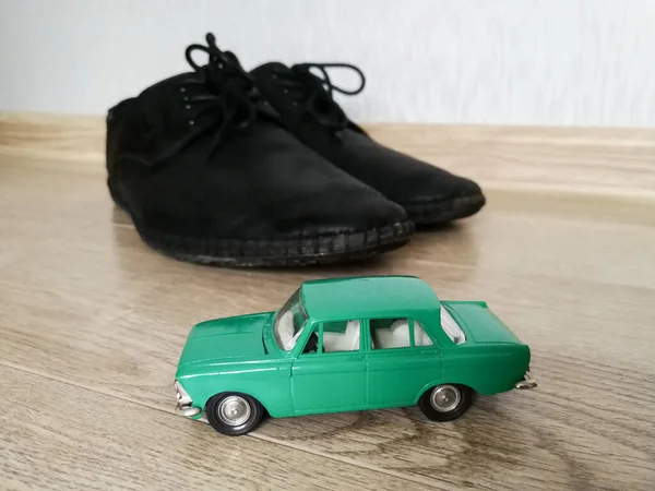 Bilmodell Leksak Jämförelse Med Svarta Manliga Skor — Stockfoto