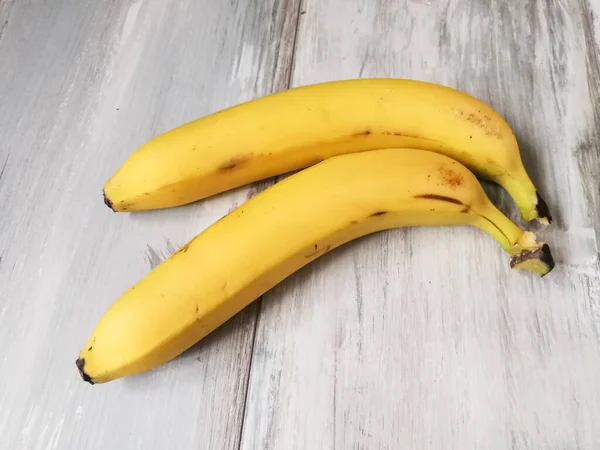 Twee Biologische Bananen Close Teruggewonnen Houten Achtergrond — Stockfoto