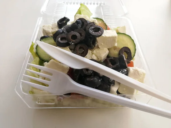 Gesunder Griechischer Salat Plastikbox Zum Mitnehmen — Stockfoto