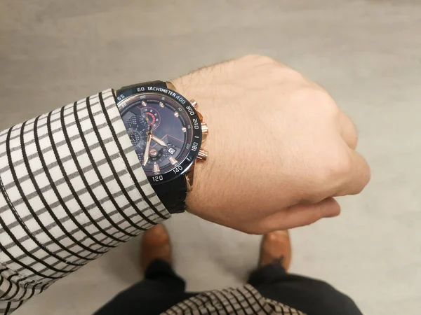 Biznesmen Sprawdza Czas Profesjonalnym Luksusowym Niebieskim Zegarkiem — Zdjęcie stockowe