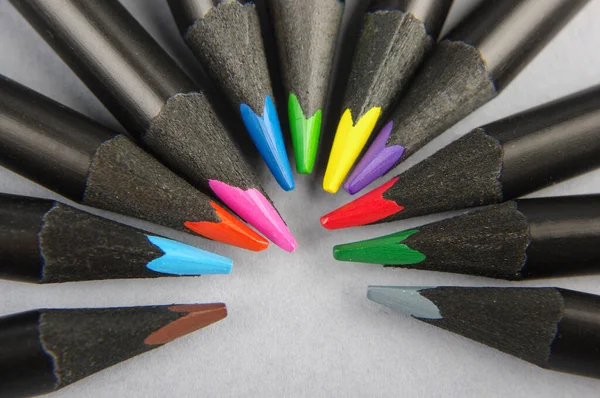 Variedad Lápices Color Dispuestos Fila Sobre Fondo Gris —  Fotos de Stock