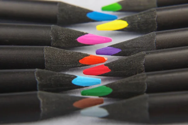 Variedad Lápices Color Dispuestos Fila Sobre Fondo Gris —  Fotos de Stock