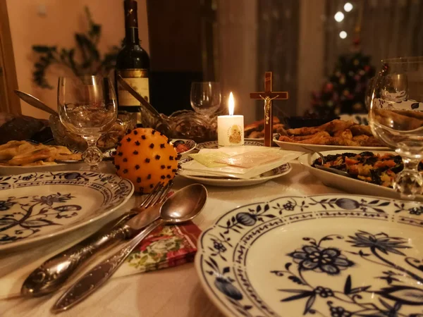 Tavolo Della Vigilia Natale Lituana Con Wafer Natale Candele Piatti — Foto Stock