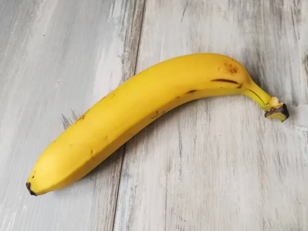 Single Organic Banana Close Reclaimed Wood Background — Stock Photo, Image