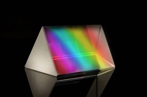 Driehoekig Optisch Prisma Voor Wetenschappelijke Experimenten Geïsoleerd Zwarte Reflecterende Achtergrond — Stockfoto