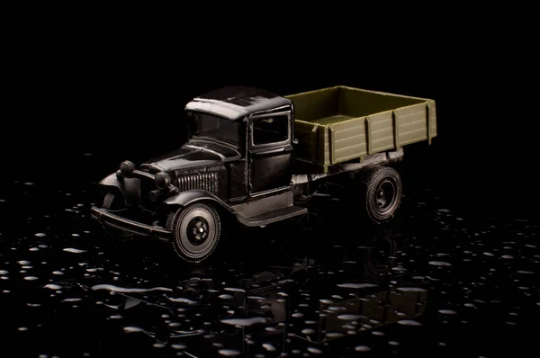 Sovjet Sovjetunionen Lastbil Modell Bil Isolerad Den Mörka Reflekterande Bakgrunden — Stockfoto