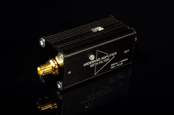 Amplificateur Micro Ondes Large Bande Isolé Sur Surface Réfléchissante Noire — Photo