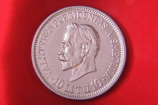 10利塔伊历史上的立陶宛银币 安塔纳斯 斯梅托纳总统在红色背景下被分离出来 — 图库照片