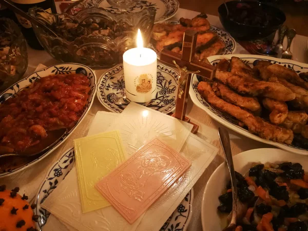 クリスマスウェーハ キャンドルや様々な料理とリトアニアのクリスマスイブテーブル — ストック写真