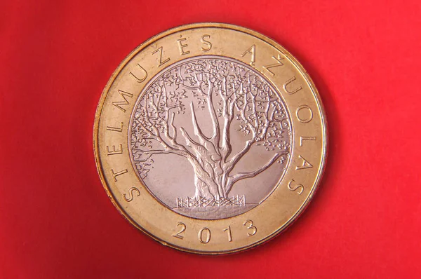 Moneda Lituana Obsoleta Litai Aislado Sobre Fondo Rojo 2013 —  Fotos de Stock