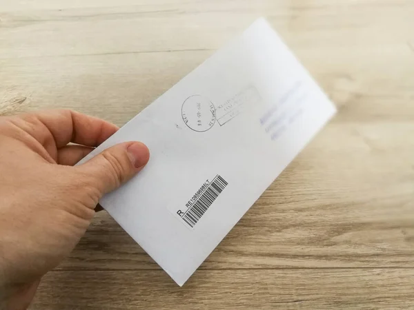 Registrerat Brev Kuvert Med Registreringsmärken Och Stämplar Trägolvet — Stockfoto