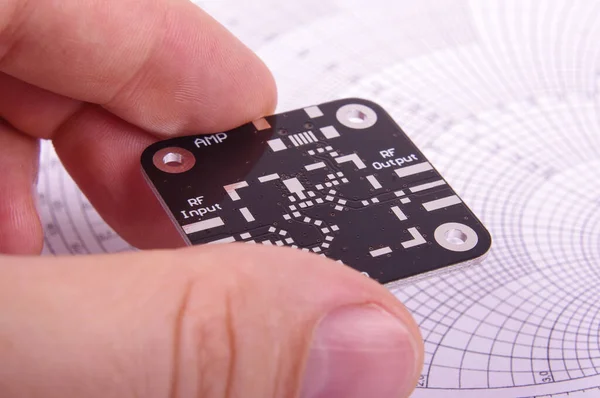 Pcb Radiofréquence Non Assemblé Dans Conception Électronique Les Mains Ingénieur — Photo