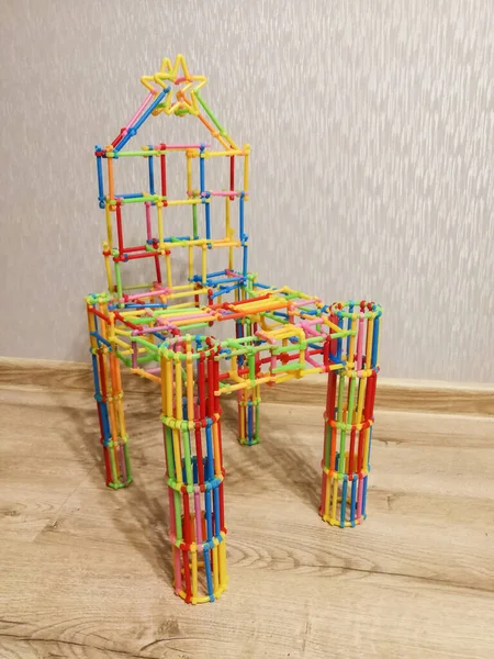Kreatywne Krzesło Konstrukcyjne Wykonane Plastikowego Konstruktora Zabawek — Zdjęcie stockowe