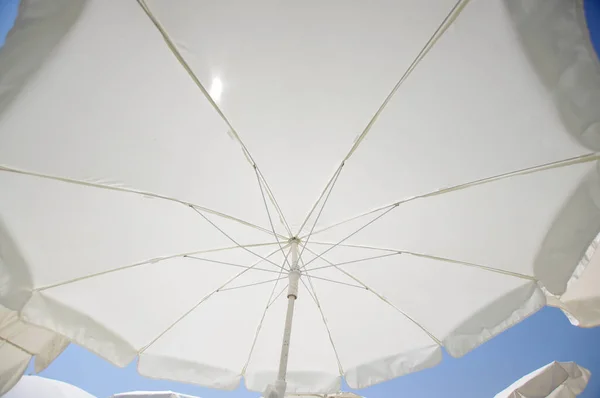 Sob Sombra Guarda Chuva Praia Tecido Branco Durante Dia Ensolarado — Fotografia de Stock