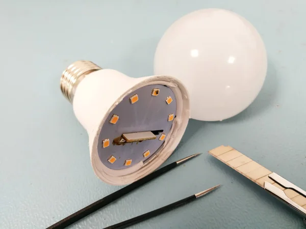Lâmpada Led Desmontada Com Chip Diodo Emissor Luz Queimado — Fotografia de Stock
