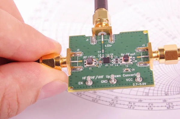 Ingénieur Radiofréquence Inspecte Circuit Imprimé Mélangeur Micro Ondes Pcb Devant — Photo
