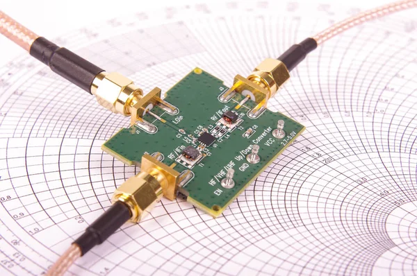 Radyo Frekans Testi Için Bağlı Kabloları Olan Değerlendirme Pcb Tahtası — Stok fotoğraf