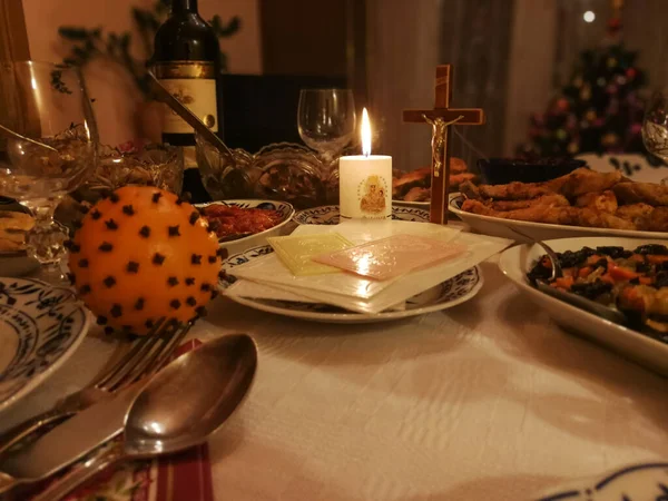 立陶宛圣诞前夕餐桌 上面有圣诞薄片 蜡烛和各种菜肴 — 图库照片