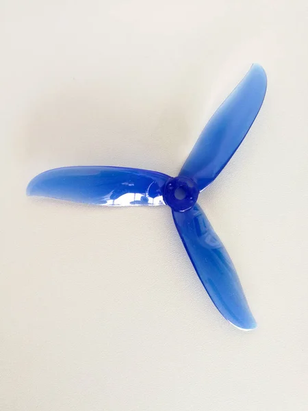 Plastic Blauwe Race Drone Propeller Witte Achtergrond — Stockfoto