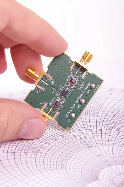 Ingénieur Radiofréquence Inspecte Circuit Imprimé Mélangeur Micro Ondes Pcb Devant — Photo