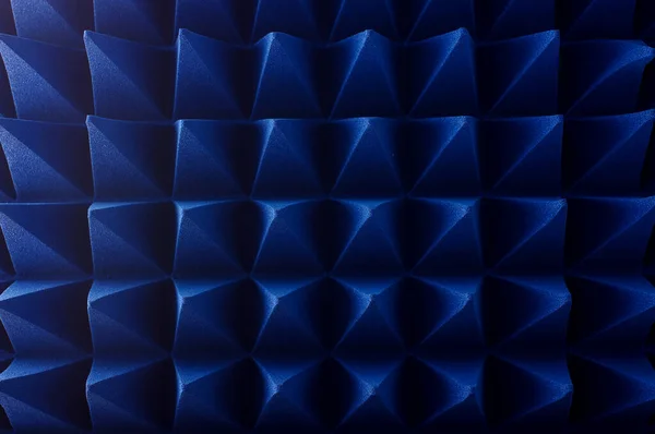 青いソフトハイブリッドピラミッドマイクロ波と無線周波数吸収体が閉じます — ストック写真