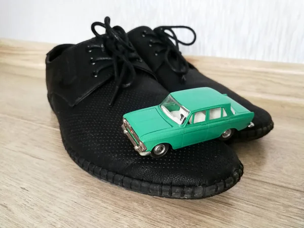 Auto Model Speelgoed Vergelijking Met Zwarte Mannelijke Schoenen — Stockfoto