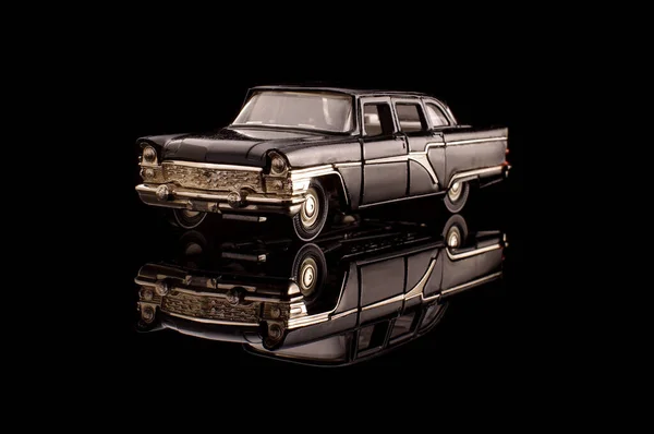 Πολυτελές Μαύρο Σοβιετικό Αυτοκίνητο Die Cast Μοντέλο Στη Μαύρη Ανακλαστική — Φωτογραφία Αρχείου