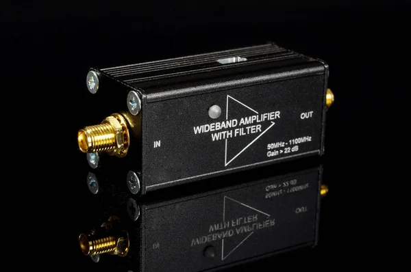 Amplificateur Micro Ondes Large Bande Isolé Sur Surface Réfléchissante Noire — Photo
