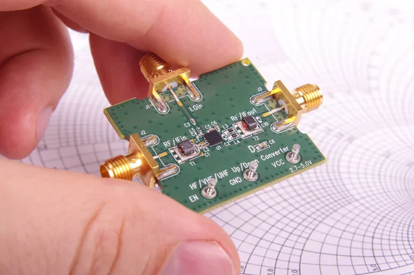 Μηχανικός Ραδιοσυχνοτήτων Επιθεωρεί Μίξερ Μικροκυμάτων Τυπωμένο Κύκλωμα Πίνακα Pcb Μπροστά — Φωτογραφία Αρχείου