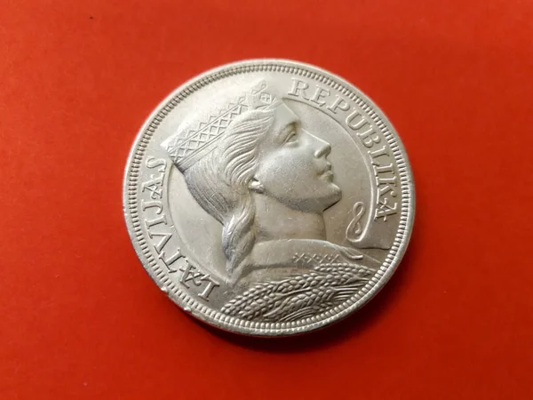 Lats Moneda Letona Obsoleta Aislada Fondo Rojo —  Fotos de Stock