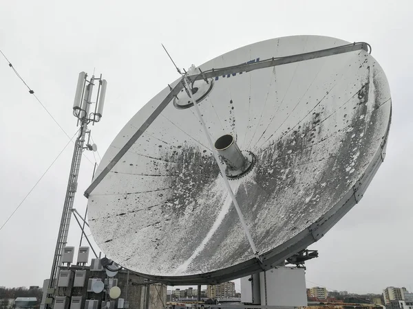 曇りの空の前で高速インターネットリンクのための屋根の上に巨大なレトロな衛星放縦皿アンテナ — ストック写真